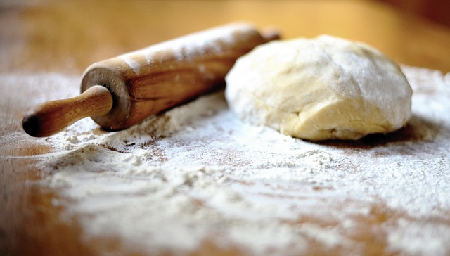 Alle benodigdheden om brood te bakken